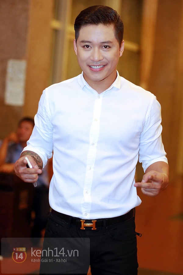 Hồng Quế khoe eo thon duy&ecirc;n d&aacute;ng b&ecirc;n mẹ 6