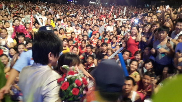 Sau scandal, Đan Trường vẫn nghẹt thở trong v&ograve;ng v&acirc;y fan nữ 6