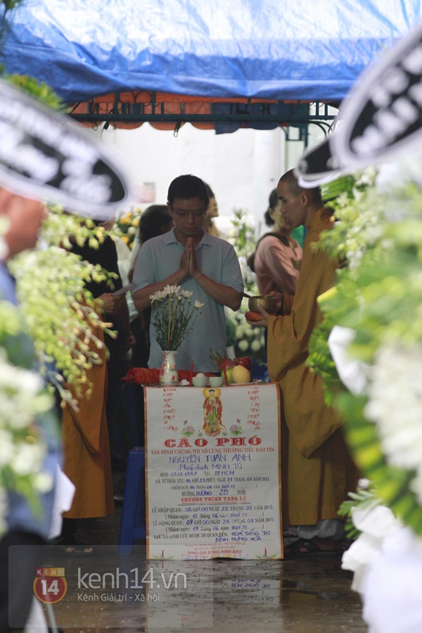 Mẹ và em gái Wanbi Tuấn Anh tiều tụy, suy sụp trong lễ tang  45
