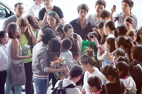 Sau sóng gió scandal, Đan Trường bịn rịn chia tay fan đi Mỹ 5