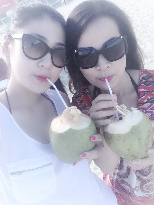 Ngỡ ngàng nhan sắc trẻ trung của mẹ Á hậu Tú Anh 8