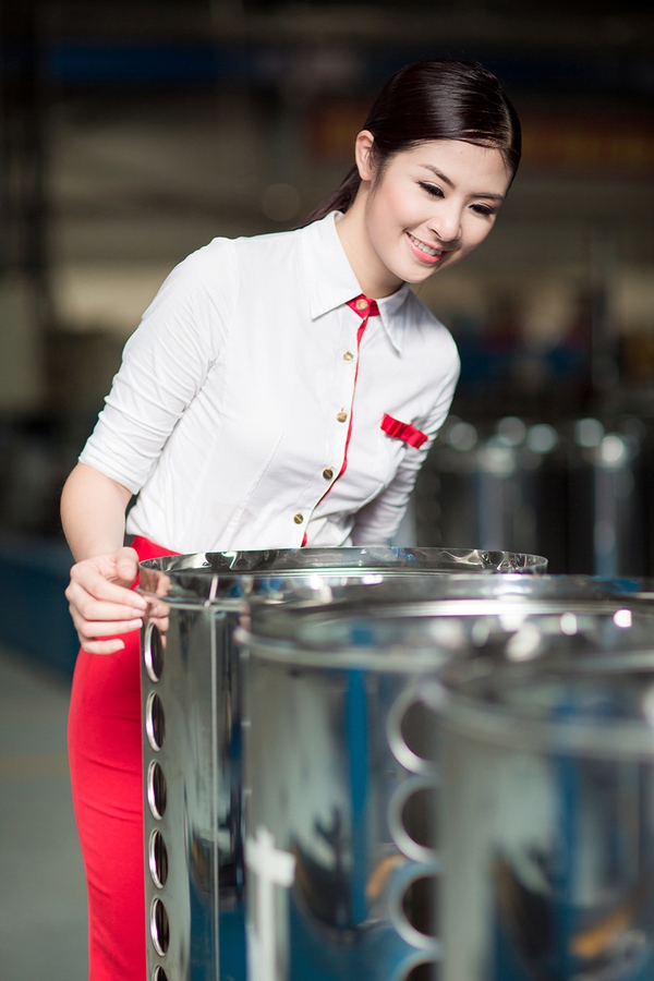 Hoa hậu Ngọc Hân trải nghiệm làm công nhân nhà máy 6