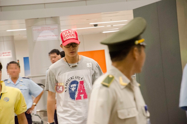Hankyung (Suju) xuất hiện chớp nhoáng ở sân bay Đà Nẵng 5