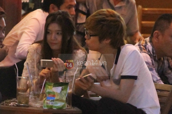 B&ugrave;i Anh Tuấn chở bạn g&aacute;i đi chơi bằng xe m&aacute;y 2