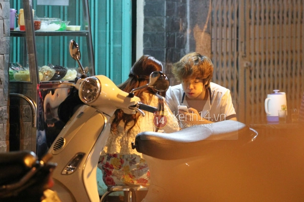 B&ugrave;i Anh Tuấn chở bạn g&aacute;i đi chơi bằng xe m&aacute;y 7