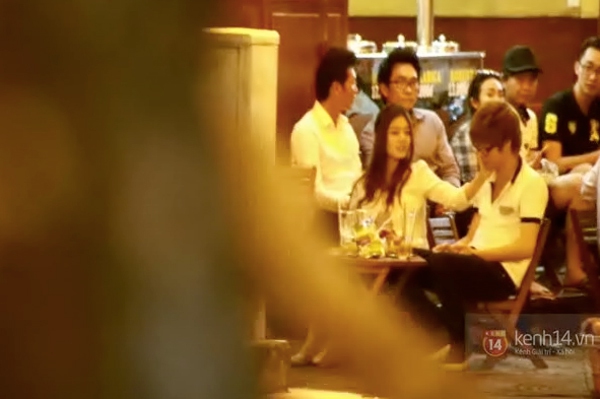 B&ugrave;i Anh Tuấn chở bạn g&aacute;i đi chơi bằng xe m&aacute;y 3