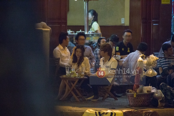 B&ugrave;i Anh Tuấn chở bạn g&aacute;i đi chơi bằng xe m&aacute;y 1