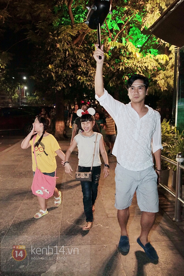 Vợ chồng Lưu Hương Giang dẫn team The Voice Kids dạo phố đ&ecirc;m H&agrave; Nội 3