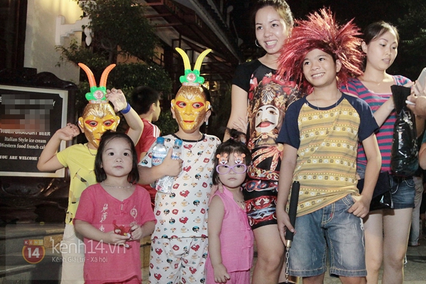 Vợ chồng Lưu Hương Giang dẫn team The Voice Kids dạo phố đ&ecirc;m H&agrave; Nội 5
