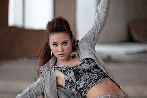 Hoàng Thùy Linh múa võ trong MV "khủng" 5