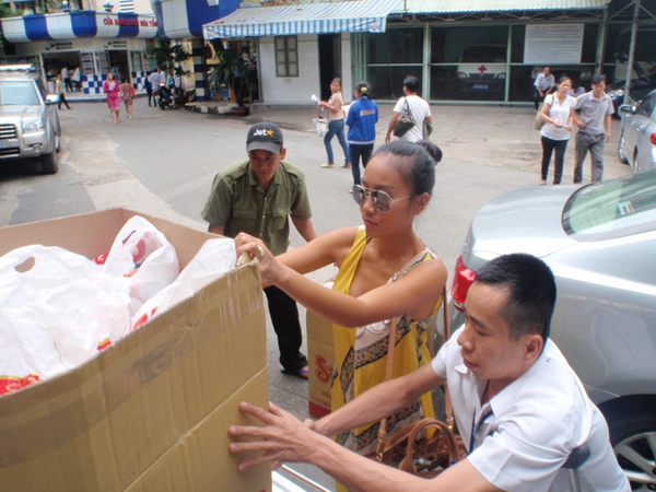 Đoan Trang vui trung thu sớm với trẻ em khuyết tật 5