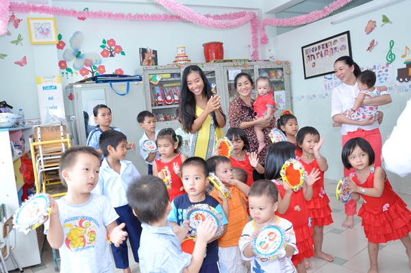 Đoan Trang vui trung thu sớm với trẻ em khuyết tật 4