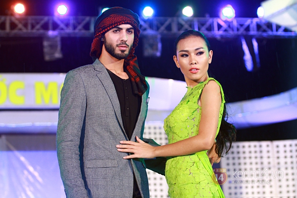 Omar đội mưa sánh đôi catwalk với người đẹp Việt 5