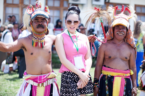 Lý Nhã Kỳ rạng rỡ tham gia vũ hội văn hóa Indonesia 5