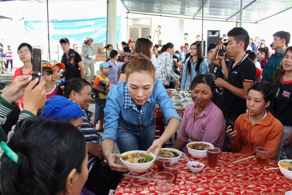 Mỹ T&acirc;m tự v&agrave;o bếp nấu ăn cho người d&acirc;n ngh&egrave;o 11