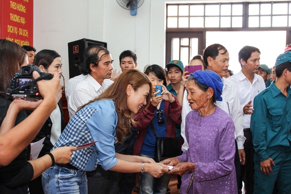 Mỹ T&acirc;m tự v&agrave;o bếp nấu ăn cho người d&acirc;n ngh&egrave;o 4