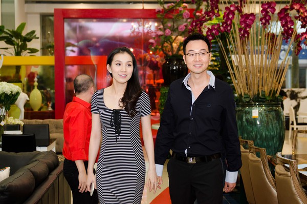 Hoa hậu Thùy Lâm tay trong tay hạnh phúc bên chồng 1