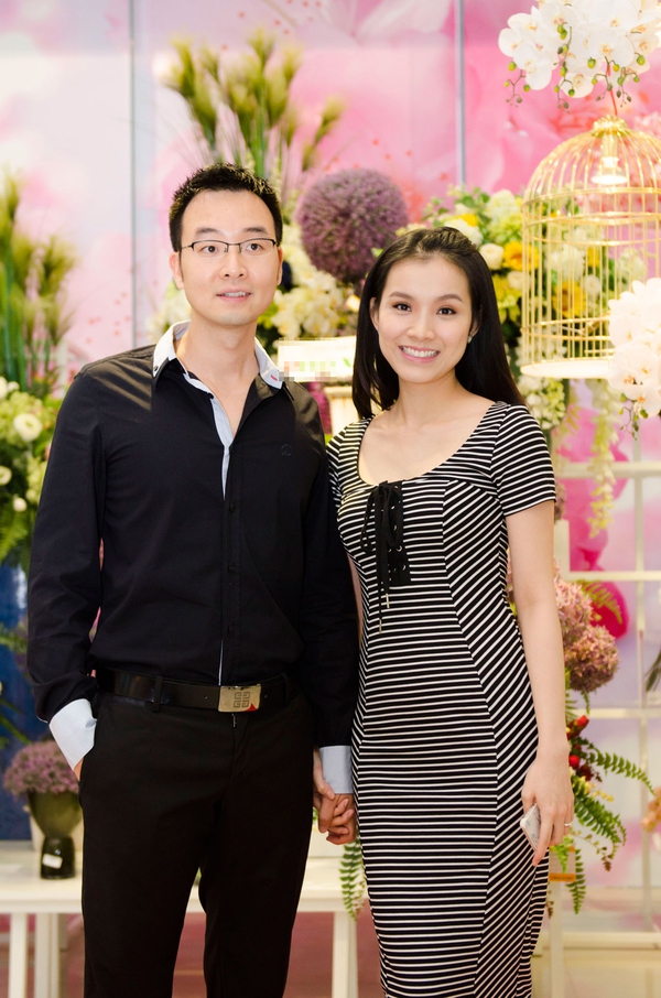 Hoa hậu Thùy Lâm tay trong tay hạnh phúc bên chồng 3