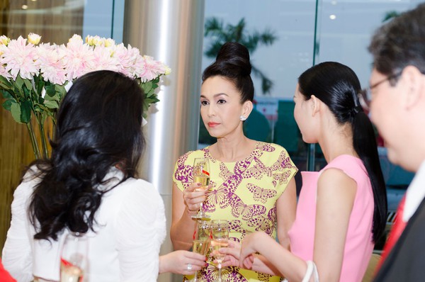 Hoa hậu Thùy Lâm tay trong tay hạnh phúc bên chồng 10