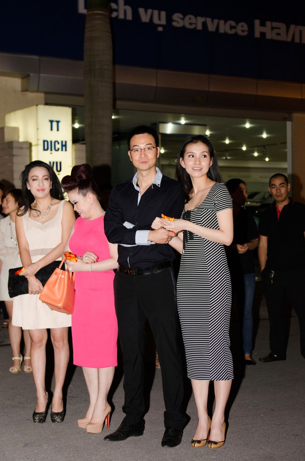 Hoa hậu Thùy Lâm tay trong tay hạnh phúc bên chồng 2