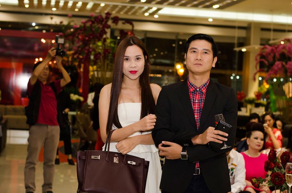 Hoa hậu Thùy Lâm tay trong tay hạnh phúc bên chồng 8