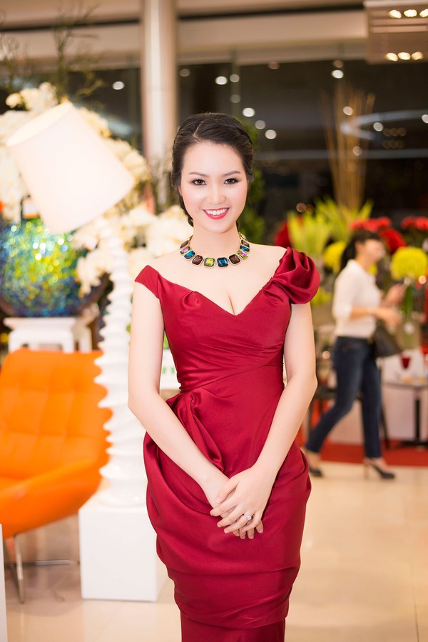 Hoa hậu Thùy Lâm tay trong tay hạnh phúc bên chồng 6
