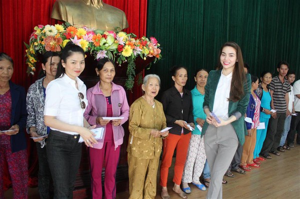 Hà Hồ cùng vợ chồng Lệ Quyên đội nắng đi từ thiện 5