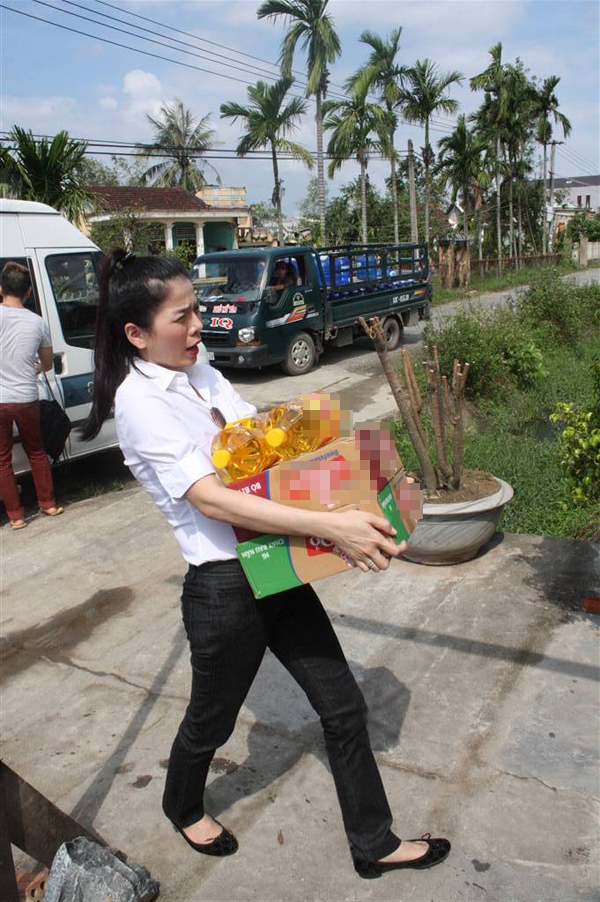 Hà Hồ cùng vợ chồng Lệ Quyên đội nắng đi từ thiện 8