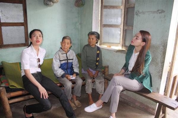 Hà Hồ cùng vợ chồng Lệ Quyên đội nắng đi từ thiện 14