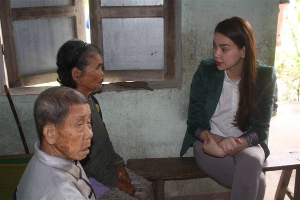 Hà Hồ cùng vợ chồng Lệ Quyên đội nắng đi từ thiện 15