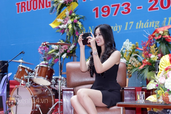 Hoa hậu Mai Phương Thúy rạng rỡ về thăm trường xưa 11