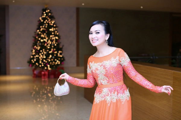 Em gái Cẩm Ly diện đầm 200 triệu, tặng quỹ từ thiện 3 tỷ đồng 3