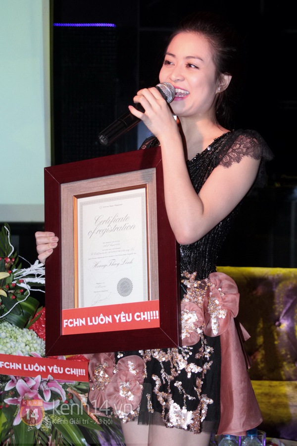 Ho&agrave;ng Th&ugrave;y Linh bất ngờ được fan tặng "sao tr&ecirc;n trời" 5