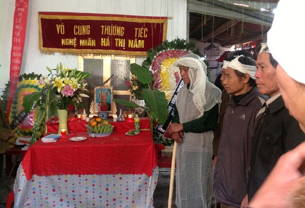 2013: 1 năm nhiều nước mắt với làng văn nghệ Việt 18