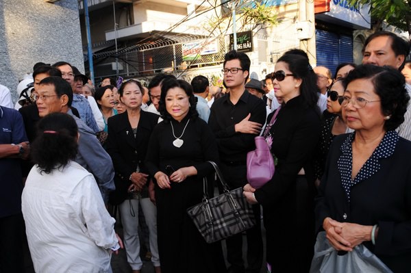 2013: 1 năm nhiều nước mắt với làng văn nghệ Việt 9
