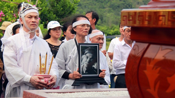 2013: 1 năm nhiều nước mắt với làng văn nghệ Việt 40