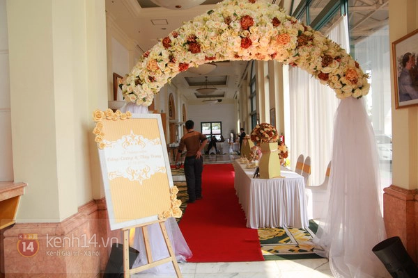 &Aacute; hậu Th&ugrave;y Trang khoe em trai &uacute;t 2 tuổi trong ng&agrave;y cưới 31