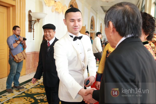 &Aacute; hậu Th&ugrave;y Trang khoe em trai &uacute;t 2 tuổi trong ng&agrave;y cưới 2