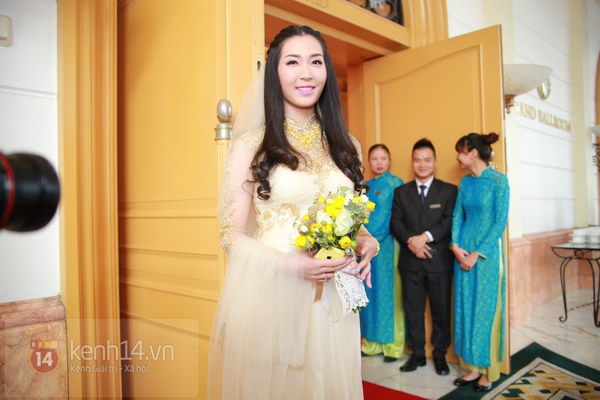 &Aacute; hậu Th&ugrave;y Trang khoe em trai &uacute;t 2 tuổi trong ng&agrave;y cưới 1