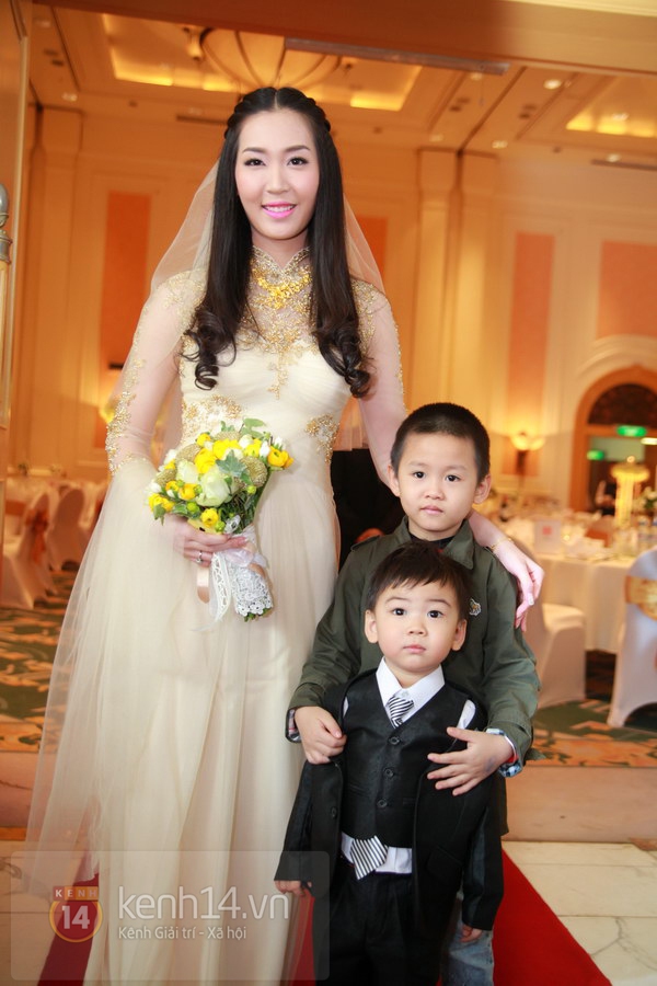 &Aacute; hậu Th&ugrave;y Trang khoe em trai &uacute;t 2 tuổi trong ng&agrave;y cưới 4