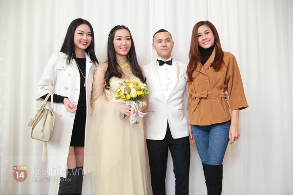 &Aacute; hậu Th&ugrave;y Trang khoe em trai &uacute;t 2 tuổi trong ng&agrave;y cưới 25