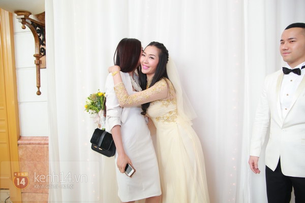 &Aacute; hậu Th&ugrave;y Trang khoe em trai &uacute;t 2 tuổi trong ng&agrave;y cưới 26
