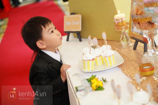 &Aacute; hậu Th&ugrave;y Trang khoe em trai &uacute;t 2 tuổi trong ng&agrave;y cưới 10