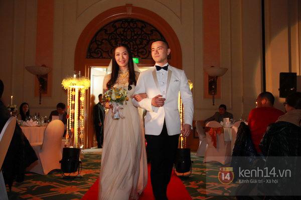 &Aacute; hậu Th&ugrave;y Trang khoe em trai &uacute;t 2 tuổi trong ng&agrave;y cưới 11