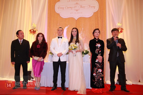 &Aacute; hậu Th&ugrave;y Trang khoe em trai &uacute;t 2 tuổi trong ng&agrave;y cưới 12