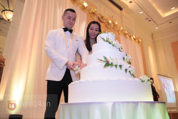 &Aacute; hậu Th&ugrave;y Trang khoe em trai &uacute;t 2 tuổi trong ng&agrave;y cưới 14