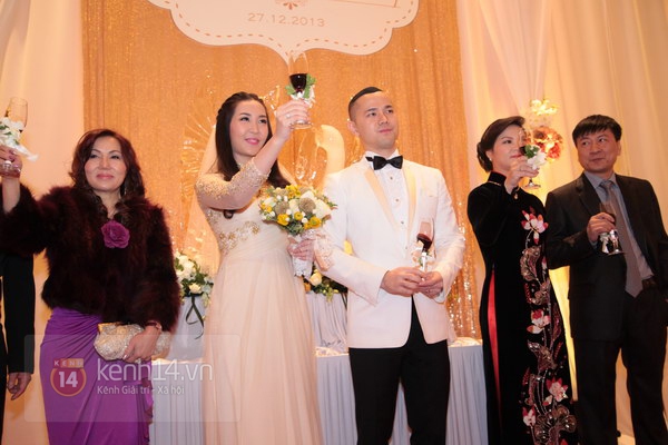 &Aacute; hậu Th&ugrave;y Trang khoe em trai &uacute;t 2 tuổi trong ng&agrave;y cưới 17