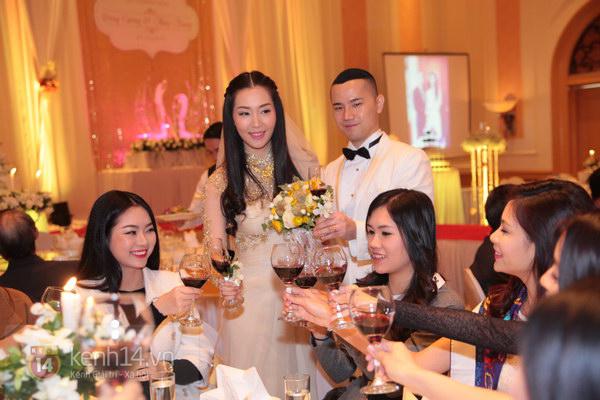 &Aacute; hậu Th&ugrave;y Trang khoe em trai &uacute;t 2 tuổi trong ng&agrave;y cưới 18