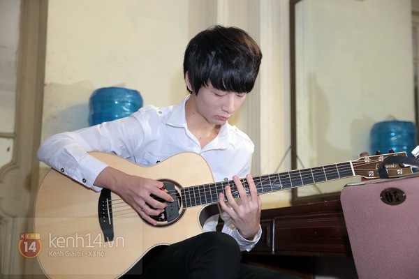 "Thần đồng" guitar Hàn Quốc Sungha Jung kí tặng fan Việt trong bóng tối 14