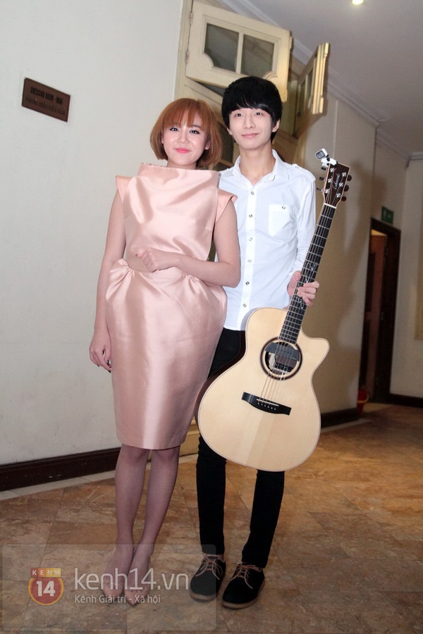 "Thần đồng" guitar Hàn Quốc Sungha Jung kí tặng fan Việt trong bóng tối 18